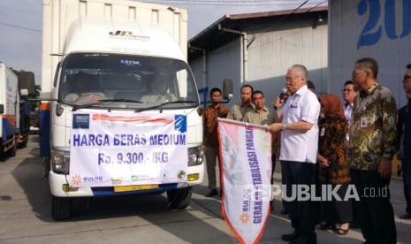 Menteri Perdagangan Enggartiasto Lukita dan Direktur Utama Perum Bulog Djarot Kusumayakti melepas truk yang akan melakukan operasi pasar beras medium ke seluruh Indonesia, Selasa (9/1). 