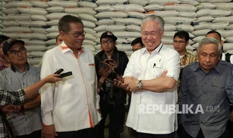 Menteri Perdagangan Enggartiasto Lukita dan Direktur Utama Perum Bulog Djarot Kusumayakti mengecek beras impor yang baru tiba di Gudang Bulog Divre DKI Jakarta dan Banten, Selasa (27/2). 