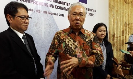 Menteri.Perdagangan Enggartiasto Lukita didampingi Chair TNC 21 Iman Pambagyo dalam pembukaan Sidang TNC (Trade NegotiatingCommitee) ke -21 dan Related Meetings of hte Regional Comprehensive Economuc Partnership (RCEP) di Hotel Tentrem Yogyakarta, Selasa (6/2).