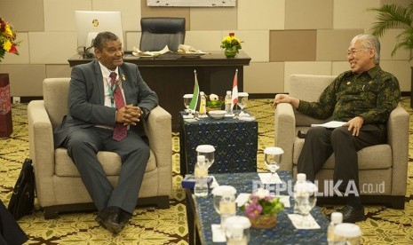  Menteri Perdagangan Enggartiasto Lukita (kanan) berbincang dengan Menteri Perindustrian dan Perdagangan Mozambik Ragendra Berta de Sousa saat mengadakan pertemuan bilateral di sela Forum Indonesia Afrika (IAF) 2018 di Nusa Dua, Bali, Rabu (11/4). 