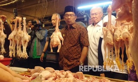 Menteri Perdagangan Enggartiasto Lukita (kanan) bersama Walikota Bandung Ridwan Kamil (tengah) melakukan inspeksi mendadak ke Pasar Kosambi, Kota Bandung, Jumat (5/5). Mendag melihat stok barang kebutuhan pokok menjelang Puasa, Lebaran dan Idul Adha 2017 di beberapa pasar di Bandung.