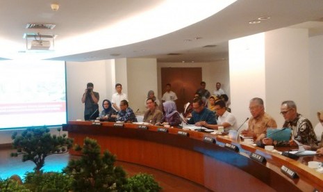 Menteri Perdagangan Enggartiasto Lukita (Kedua dari kanan) bersama jajaran memaparkan ketersediaan pangan menjelang pergantian tahun di Kementerian Perdagangan, Jakarta, Jumat (23/12). 