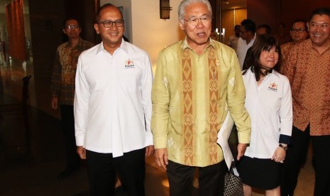 Menteri Perdagangan Enggartiasto Lukita (kedua kiri) berjalan bersama Ketua Umum Kamar Dagang dan Industri (Kadin) Indonesia Rosan P Roeslani (kiri) saat akan melakukan pertemuan di Jakarta, Kamis (18/8). 