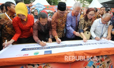 Menteri Perdagangan Enggartiasto Lukita (ketiga kanan) bersama Gubernur Jawa Barat Ridwan Kamil (berpeci) menandatangani Deklarasi Produk Indonesia lebih Keren saat pembukaan pameran Hari Konsumen Nasional (Harkonas), di Gedung Sate, Kota Bandung, Selasa (19/3).