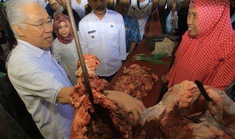 Trade Minister Enggartiasto Lukita (left) is talking to a trader during a visit to Blambangan market, Banyuwangi, East Java, on Tuesday (June 20).