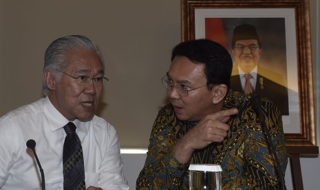 Menteri Perdagangan Enggartiasto Lukita (kiri) bersama Gubernur DKI Jakarta Basuki Tjahaja Purnama (kanan) berbincang sebelum memimpin rapat tertutup di Kementerian Perdagangan, Jakarta, Senin (15/8).