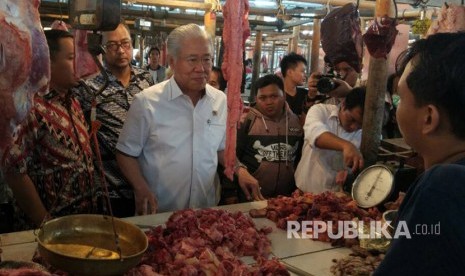 Menteri Perdagangan Enggartiasto Lukita melakukan kunjungan ke Pasar Kranggot di Cilegon, Banten, untuk nengecek harga bahan pangan pokok, Kamis (15/6).