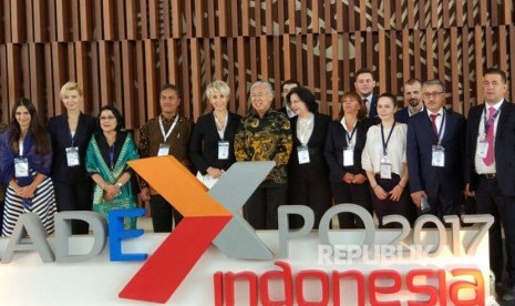 Menteri Perdagangan Enggartiasto Lukita melakukan sesi foto usai membahas kerja sama perdagangan dengan Sekretaris Negara Rumania Paula Privanescu dan sejumlah delegasi bisnis asal negara tersebut di Indonesia Convention Exhibition (ICE), Tangerang, Jumat (13/10). 