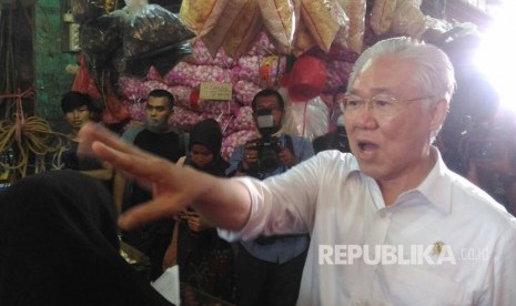 Menteri Perdagangan, Enggartiasto Lukita melakukan sidak bawang putih di Pasar Induk Kramat Jati, Jumat (12/5).