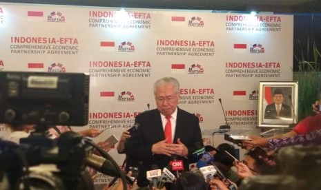 Menteri Perdagangan Enggartiasto Lukita memberikan pernyataan kepada rekan media usai melakukan penadantanganan dengan perwakilan negara European Free Trade Assoction (EFTA) yaitu Swiss, Liechtenstein, Islandia, dan Norwegia di Gedung Kementerian Perdagangan, Ahad (16/12). 