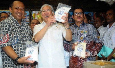 Menteri Perdagangan Enggartiasto Lukita menanyakan harga gula kepada pegadang saat melakukan inspeksi mendadak (sidak) di Pasar Grogol, Jakarta Barat, Jumat (16/9). 