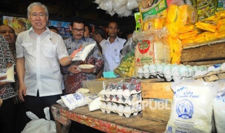 Menteri Perdagangan Enggartiasto Lukita menanyakan harga gula kepada pegadang saat melakukan inspeksi mendadak (sidak) di Pasar Grogol, Jakarta Barat, Jumat (16/9).