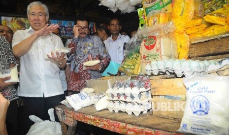 Menteri Perdagangan Enggartiasto Lukita menanyakan harga gula kepada pegadang saat melakukan inspeksi mendadak (sidak) di Pasar Grogol, Jakarta Barat, Jumat (16/9)