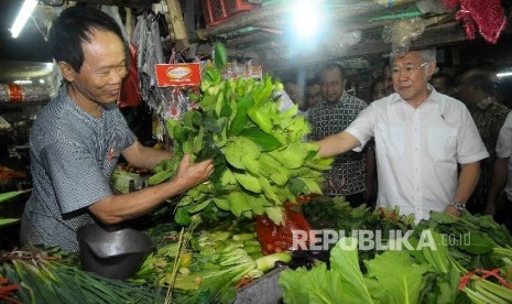 Menteri Perdagangan Enggartiasto Lukita menanyakan harga kebutuhan pokok kepada pegadang saat melakukan inspeksi mendadak (sidak) di Pasar Grogol, Jakarta Barat, Jumat (16/9).