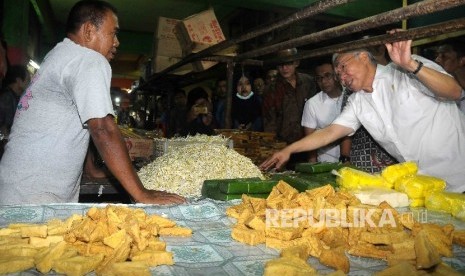 Menteri Perdagangan Enggartiasto Lukita menanyakan harga kebutuhan pokok kepada pegadang saat melakukan inspeksi mendadak (sidak) di Pasar Grogol, Jakarta Barat, Jumat (16/9).