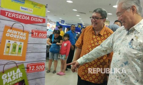 Menteri Perdagangan Enggartiasto Lukita mengecek penerapan satu harga untuk gula, minyak goreng curah dan daging beku di sejumlah toko ritel modern di Jakarta, Rabu (12/4). 