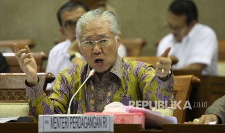  Menteri Perdagangan Enggartiasto Lukita menghadiri rapat kerja dengan Komisi VI di kompleks Parlemen Senayan, Jakarta, Senin (19/6). 