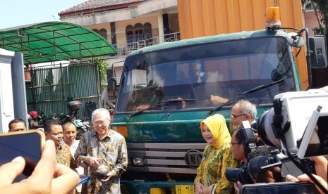 Menteri Perdagangan Enggartiasto Lukita meninjau dan melepas produk kerajinan rotan satu kontainer produksi CV Maju Jaya di Desa Trangsan, Kecamatan Gatak, Kabupaten Sukoharjo, Jawa Tengah, Selasa (8/1). 