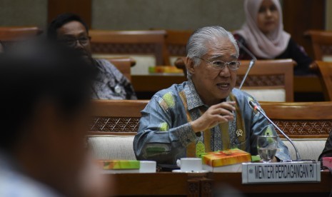 Menteri Perdagangan Enggartiasto Lukita menyampaikan paparannya saat mengikuti rapat kerja dengan Komisi VI DPR di Kompleks Parlemen Senayan, Jakarta, Selasa (18/6/2019). 