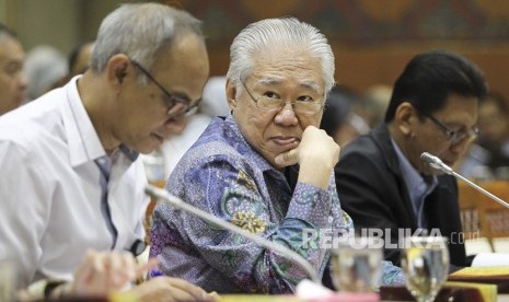 Menteri Perdagangan Enggartiasto Lukita (tengah) bersiap mengikuti rapat kerja dengan Komisi VI DPR di Kompleks Parlemen, Senayan, Jakarta, Senin (11/2/2019).