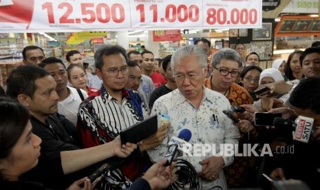 Menteri Perdagangan Enggartiasto Lukita (tengah) di dampingi Ketua Umum asosiasi pengusaha ritel Indonesia (APRINDO) Roy N. Mandey (tengah kanan) dan Corporate Communication General Manager PT Trans Retail Indonesia Satria Hamid (tengah kiri) saat melakukan peninjauan harga dan pasokan bahan kebutuhan pokok ke salah satu perusahaan ritel modern CArrefour Duta Merlin di Jakarta, Rabu (12/4). 