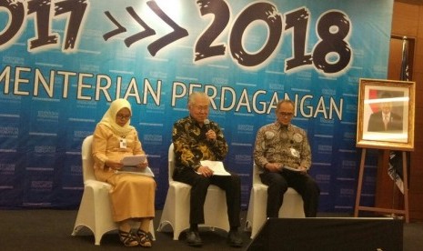 Menteri Perdagangan Enggartiasto Lukita (tengah) memaparkan proyeksi perdagangan nasional 2018, Kamis (4/1). 