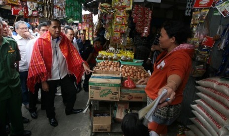 Menteri Perdagangan Gita Wirjawan berbincang dengan pedagang saat mengunjungi Pasar Kuala Bekala, Padang Bulan, Medan, Sumut, Senin (20/1).