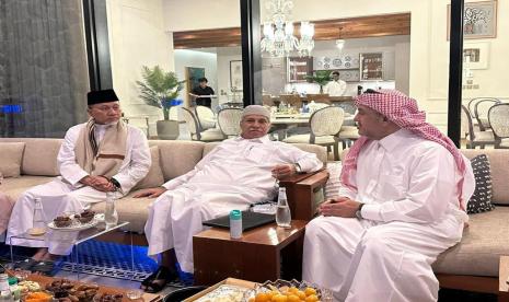 Menteri Perdagangan (Mendag) RI Zulkifli Hasan (kiri) dijamu dua menteri utama Arab Saudi, yakni Mendag Arab Saudi Majid Bin Abdullah Al-Qasabi dan Mensesneg Arab Saudi Mohammad bin Abdul Malik Al Ash-Shaikh, di Jeddah, Selasa (18/4/2023).