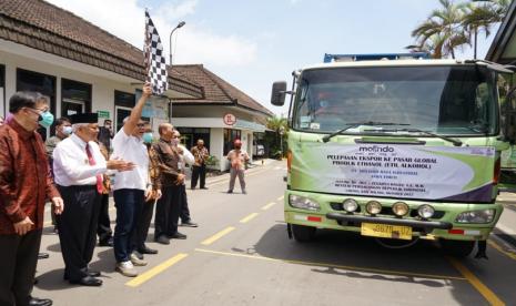 Menteri Perdagangan (Mendag) RI, Zulkifli Hasan melepas ekspor ethanol (etil alkohol) di Lawang, Kabupaten Malang, Jumat (28/10/2022). Pada kegiatan ini, Mendag RI turut didampingi oleh Bupati Malang, M Sanusi. 