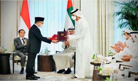 Menteri Perdagangan (Mendag) Zulkifli Hasan menandatangani Persetujuan Kemitraan Ekonomi Komprehensif Indonesia–Uni Emirat Arab (Indonesia–United Arab Emirates Comprehensive Economic Partnership Agreement (IUAE–CEPA) di Abu Dhabi, UEA, Jumat (1/7/2022). Penandatanganan IUAE–CEPA dilakukan oleh Menteri Perdagangan RI Zulkifli Hasan dan Menteri Ekonomi Uni Emirat Arab (UEA) Abdulla bin Touq Al Marri.