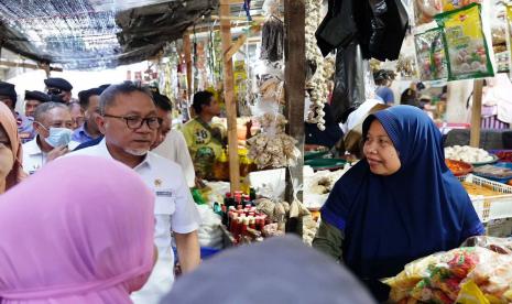 Menteri Perdagangan (Mendag) Zulkifli Hasan saat meninjau barang kebutuhan pokok di pasar (ilustrasi).