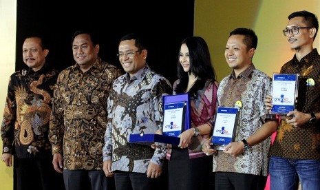 Menteri Perdagangan, Menteri Perindustrian dan Sekertaris Menteri Koperasi dan UKM berfoto bersama dengan pemenang One inTwenty Award 2014-205 yang berlangsung di Balai Kartini, Senin, 6 April 2014.