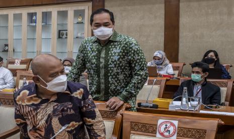 Menteri Perdagangan Muhammad Lutfi bersiap mengikuti Raker dengan Komisi VI DPR di Kompleks Parlemen, Jakarta, Senin (13/12/2021). Dalam Raker tersebut membahas terkait beberapa rencana kerja diantaranya pemasaran regional comprehensive economic partnership agreement (persetujuan kemitraan ekonomi komprehensif regional) dan pembahasan kenaikan komoditas yang berpengaruh terhadap Inflasi, distribusi bahan pokok menjelang natal dan tahun baru 2022.