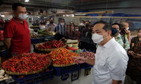 Menteri Perdagangan Muhammad Lutfi (kanan). Kemendag menyatakan, operasi pasar minyak goreng sebanyak 11 juta liter masih berlangsung. 