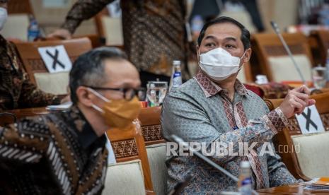 Menteri Perdagangan Muhammad Lutfi (kanan) dan Wakil Menteri Luar Negeri Mahendra Siregar (kiri) mengikuti rapat kerja dengan Komisi VI DPR di Kompleks Parlemen, Senayan, Jakarta, Senin (22/3/2021).