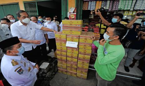 Menteri Perdagangan Muhammad Lutfi (kedua kiri) didampingi Gubernur Jambi Al Haris (kiri) berbincang dengan pedagang saat inspeksi ketersediaan minyak goreng di Pasar Modern Angso Duo, Jambi.