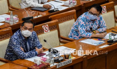 Menteri Perdagangan Muhammad Lutfi (kiri) dan Wakil Menteri Perdagangan Jerry Sambuaga (kanan) mengikuti rapat kerja dengan Komisi VI DPR di Kompleks Parlemen, Senayan, Jakarta, Senin (31/1/2022). Rapat kerja tersebut beragendakan pembahasan mengenai stabilisasi harga minyak goreng dan komoditas lainnya.