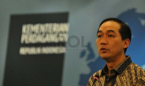 Menteri Perdagangan Muhammad Lutfi, memberikan keterangan mengenai kinerja ekspor impor bulan Mei 2014 di Jakarta, Rabu (2/7). (Republika/Prayogi).