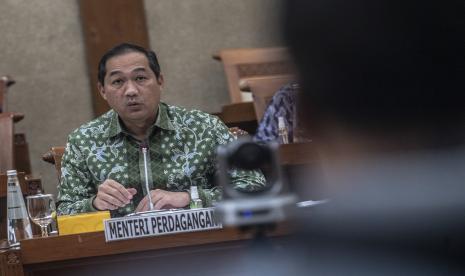 Menteri Perdagangan Muhammad Lutfi menyampaikan paparannya saat mengikuti Raker dengan Komisi VI DPR di Kompleks Parlemen, Jakarta, Senin (13/12/2021). Dalam Raker tersebut membahas terkait beberapa rencana kerja diantaranya pemasaran regional comprehensive economic partnership agreement (persetujuan kemitraan ekonomi komprehensif regional) dan pembahasan kenaikan komoditas yang berpengaruh terhadap Inflasi, distribusi bahan pokok menjelang natal dan tahun baru 2022.