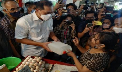 Menteri Perdagangan, Muhammad Lutfi saat berdialog dengan salah satu pedagang yang mengeluh kesulitan mendapat pasokan minyak goreng di Pasar Senen, Jakarta, Kamis (17/3/2022).