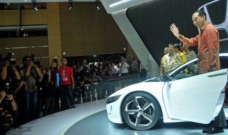 Menteri Perdagangan Muhammad Lutfi saat meninjau lokasi pameran pada ajang Indonesia International Motor Show (IIMS) 2014 di JIEXpo, Kemayoran, Jakarta, Kamis (18/9). (Prayogi/Republika)