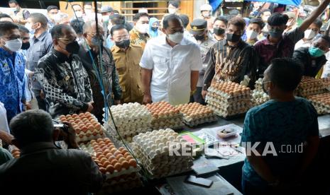 Menteri Perdagangan Muhammad Lutfi (tengah) didampingi Wali Kota Makassar Danny Pomanto (kedua kiri) berbincang dengan pedagang saat sidak di Pasar Terong, Makassar, Sulawesi Selatan, Kamis (17/2/2022). Sidak tersebut guna meninjau ketersediaan pasokan dan harga kebutuhan pokok di pasaran. 