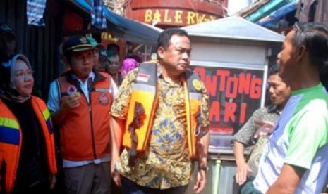 Menteri Perdagangan Rachmat Gobel (ketiga kanan) meninjau lokasi pasar tradisional yang terendam banjir di kawasan Baleendah-Dayeuhkolot, Kabupaten Bandung, Jabar, Jumat (26/12). 