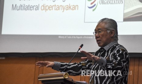 Menteri Perdagangan Republik Indonesia Enggartiasto Lukita memberikan pemaparan saat menjadi narasumber pada acara Kuliah Umum Bersama Menteri Perdagangan RI di Auditorium SPS Universitas Pendidikan Indonesia (UPI), Kota Bandung, Senin (16/9).