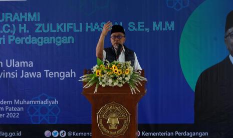 Menteri Perdagangan Zulkifli Hasan di Pesantren Darul Arqom Patean, Kendal, Jateng, Kamis (29/12). Zulkifli menargetkan ekspor nonmigas pada 2023 dapat mencapai 289,76 miliar dolar AS atau sekitar Rp 4.508 triliun dengan kurs Rp 15.554 per dolar AS.