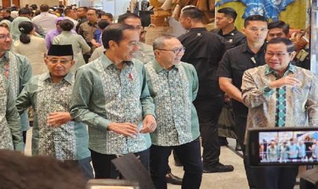 Menteri Perdagangan RI Zulkifli Hasan (Zulhas) mendampingi Presiden Joko Widodo saat pembukaan Inacraft 2023 di Jakarta Convention Center (JCC), Jakarta, Rabu (4/10/2023). 