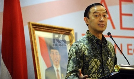 Menteri Perdagangan Thomas Lembong berbicara saat peluncuran ASEAN Economic Community (AEC) Center di kantor Kementerian Perdagangan, Jakarta, Senin (28/9). 