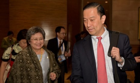 Menteri Perdagangan Thomas Lembong (kanan) berbincang dengan Menteri Perdagangan Thailand Apiradi Tantraporn (kiri) usai pertemuan bilateral kedua negara setelah mengikuti APEC Ministerial Meeting, di Manila, Filipina, Selasa (17/11). 