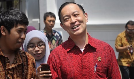 Menteri Perdagangan Thomas Lembong (kanan) berjalan keluar seusai pertemuan tertutup dengan Presiden Joko Widodo membahas kebijakan untuk mengatasi penurunan ekonomi Indonesia di Kantor Kepresidenan, Jakarta, Kamis (27/8).