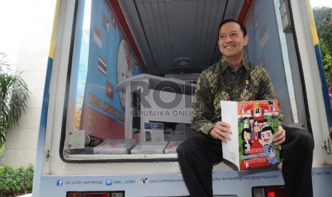 Menteri Perdagangan Thomas Lembong mengecek persiapan Mobile magic box saat peluncuran ASEAN Economic Community (AEC) Center di kantor Kementerian Perdagangan, Jakarta, Senin (28/9). 